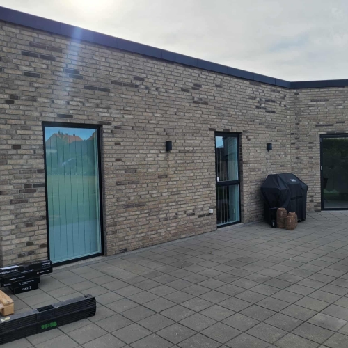 Entreprenør før overdækning på terrasse