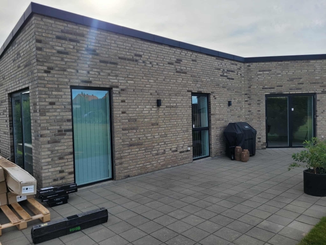 Entreprenør før overdækning på terrasse