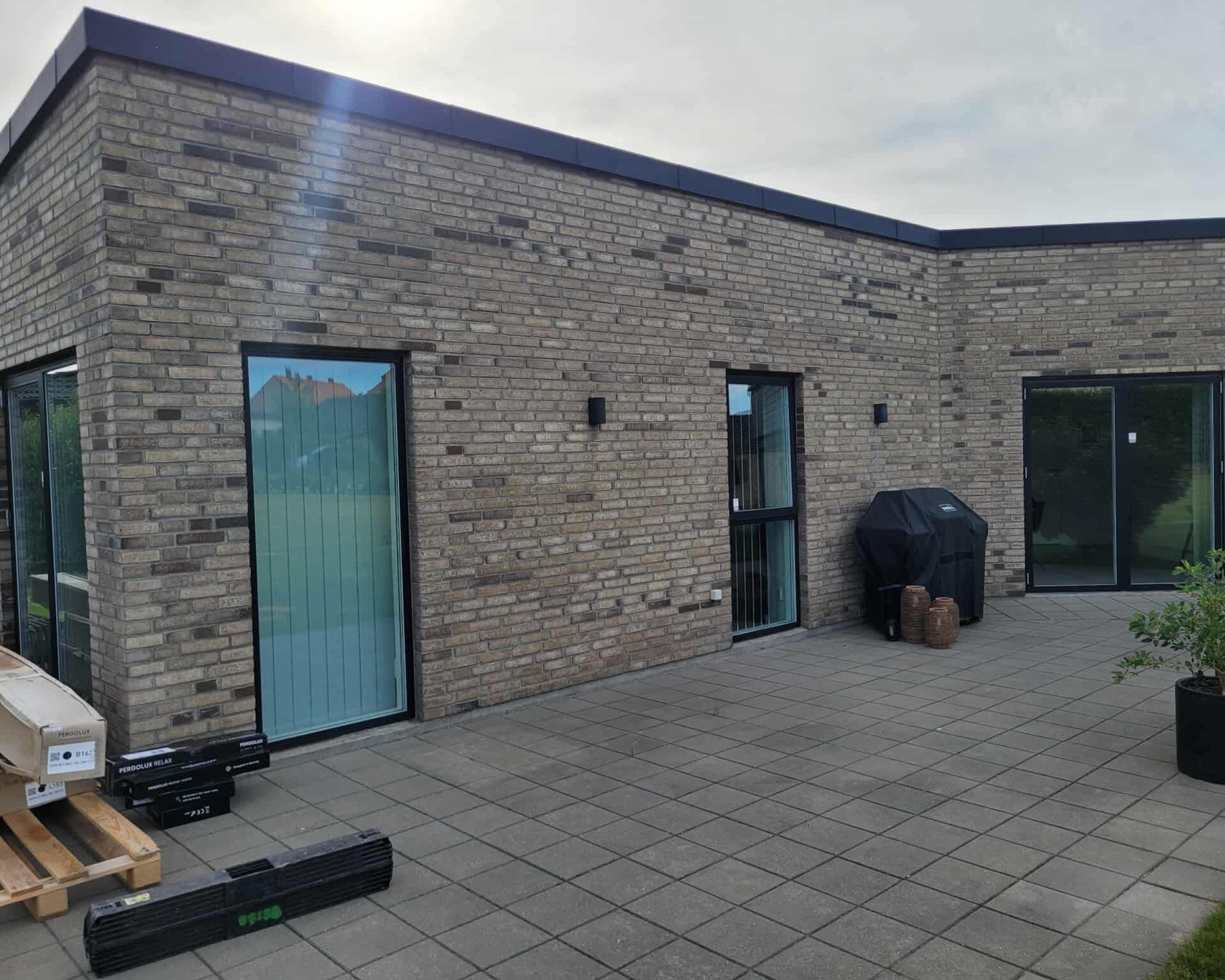 Entreprenør før overdækning på terrasse