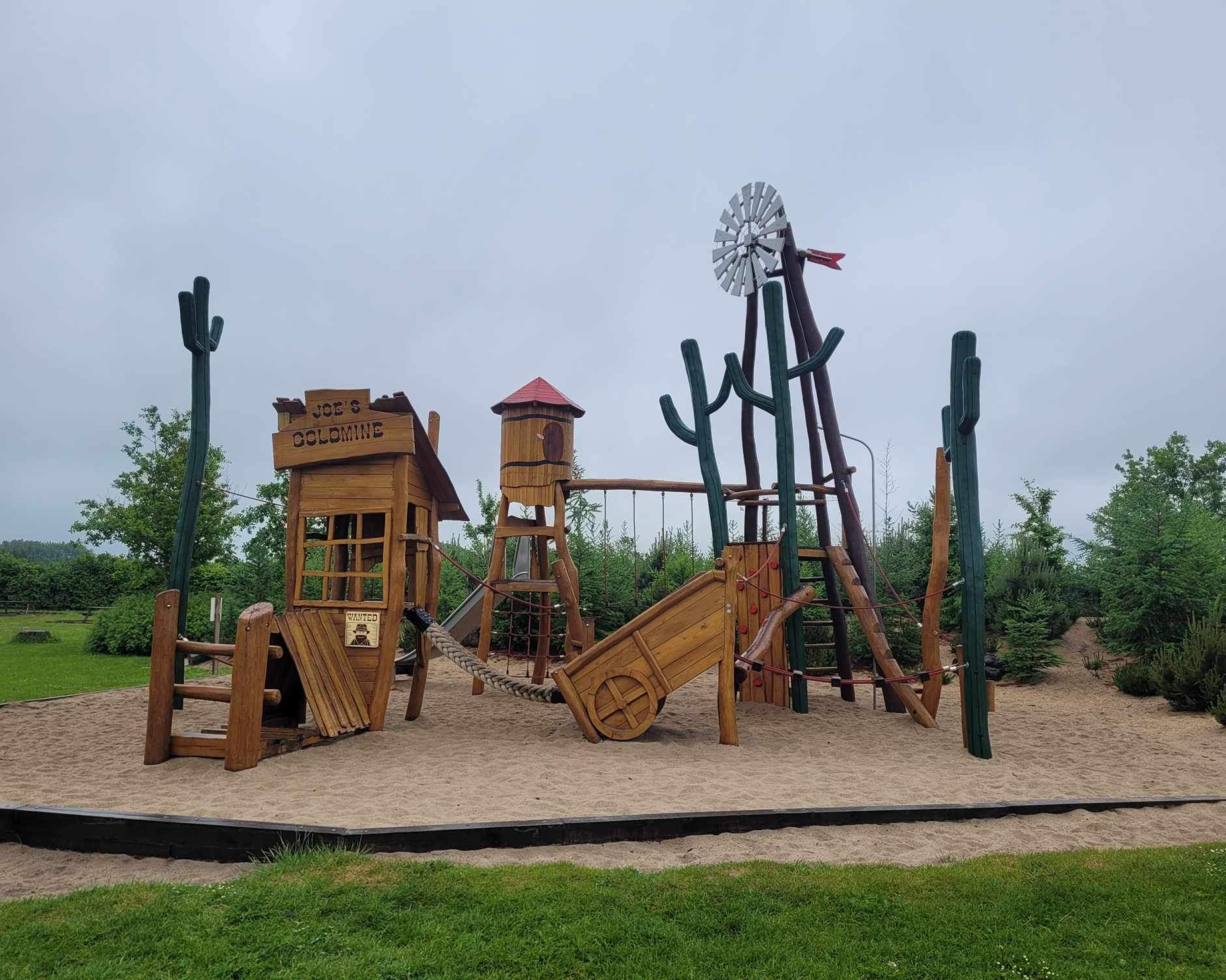 Entreprenør til etablering af legeplads